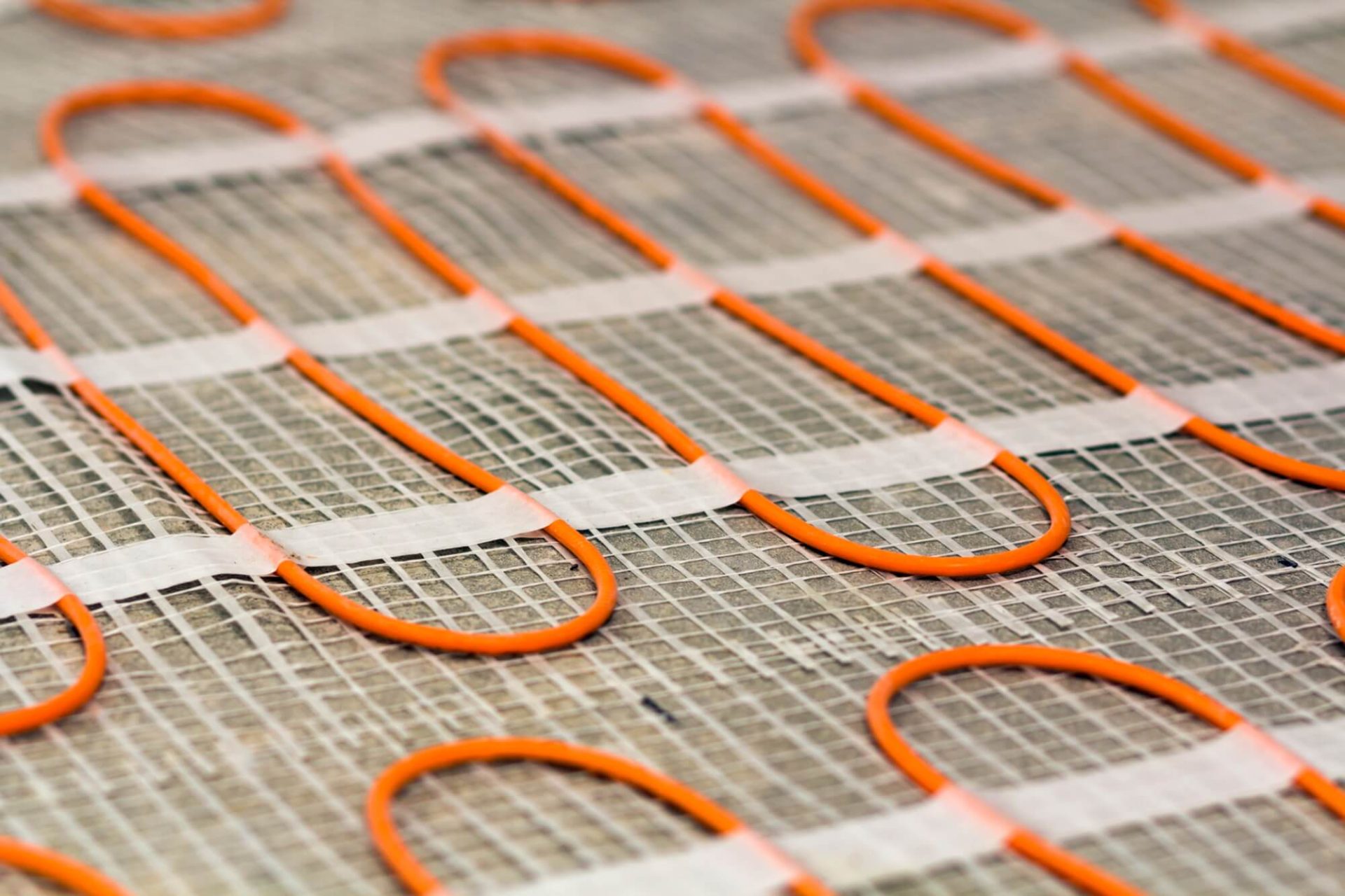 Pågående installation av golvvärme innan kakel läggs i badrummet.